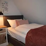 Morderne 3-zimmerwohnung In Einer Hausscheibe Unter Reet Lägenhet *