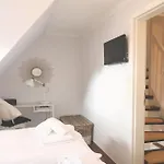 Morderne 3-zimmerwohnung In Einer Hausscheibe Unter Reet *