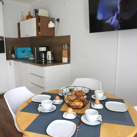 Morderne 3-zimmerwohnung In Einer Hausscheibe Unter Reet Westerland