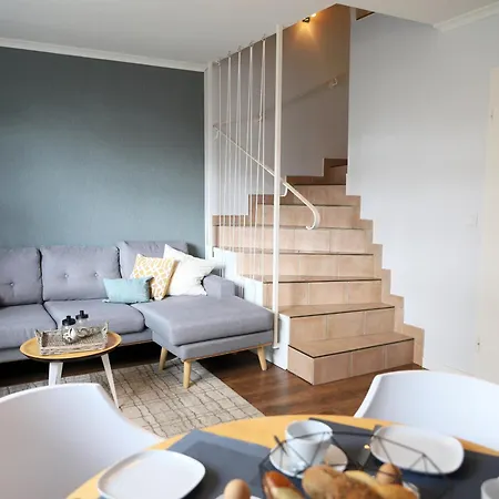 Morderne 3-zimmerwohnung In Einer Hausscheibe Unter Reet