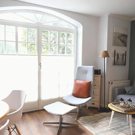 Morderne 3-zimmerwohnung In Einer Hausscheibe Unter Reet *