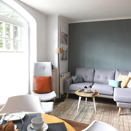 Morderne 3-zimmerwohnung In Einer Hausscheibe Unter Reet