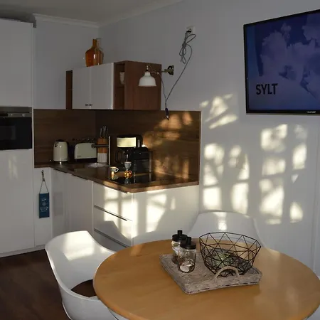Morderne 3-zimmerwohnung In Einer Hausscheibe Unter Reet