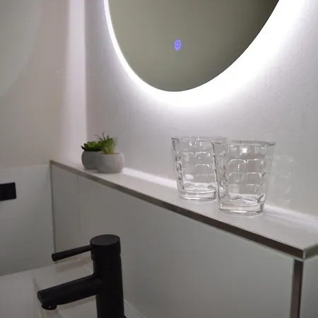 Morderne 3-zimmerwohnung In Einer Hausscheibe Unter Reet *