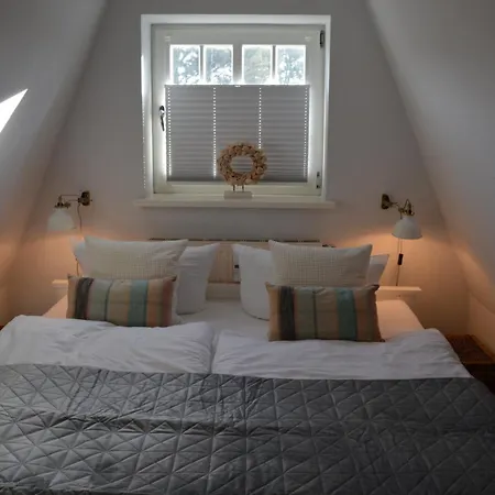 Morderne 3-zimmerwohnung In Einer Hausscheibe Unter Reet Westerland