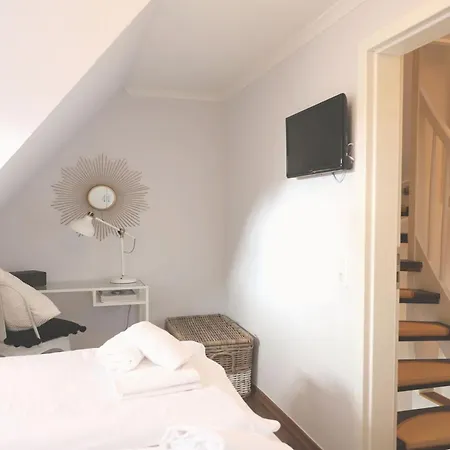 Morderne 3-zimmerwohnung In Einer Hausscheibe Unter Reet *